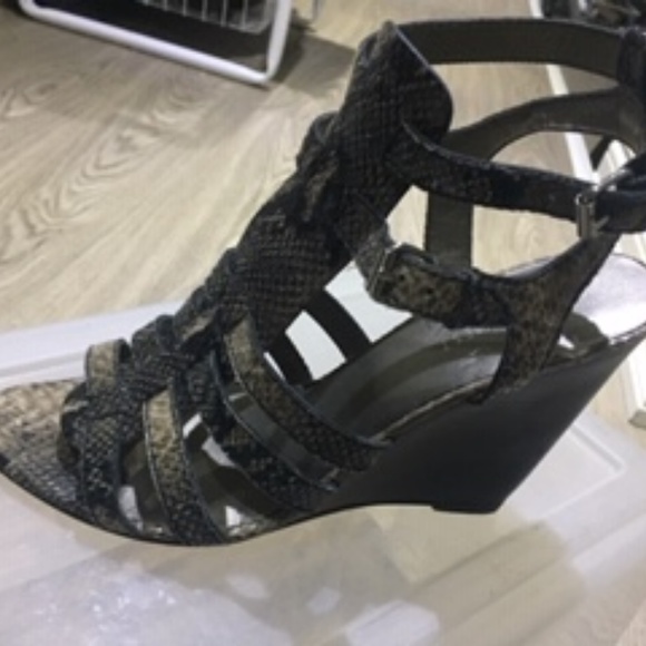 Strappy snake skin printed sandals - Picture 4 of 4